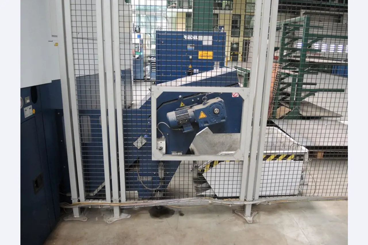 Chapas metálicas e máquinas para trabalhar metais<br><font size="2">Colaboração com Hilco Industrial Acquisitions bv</font><br><img src="/images/hil.png"><br>-5