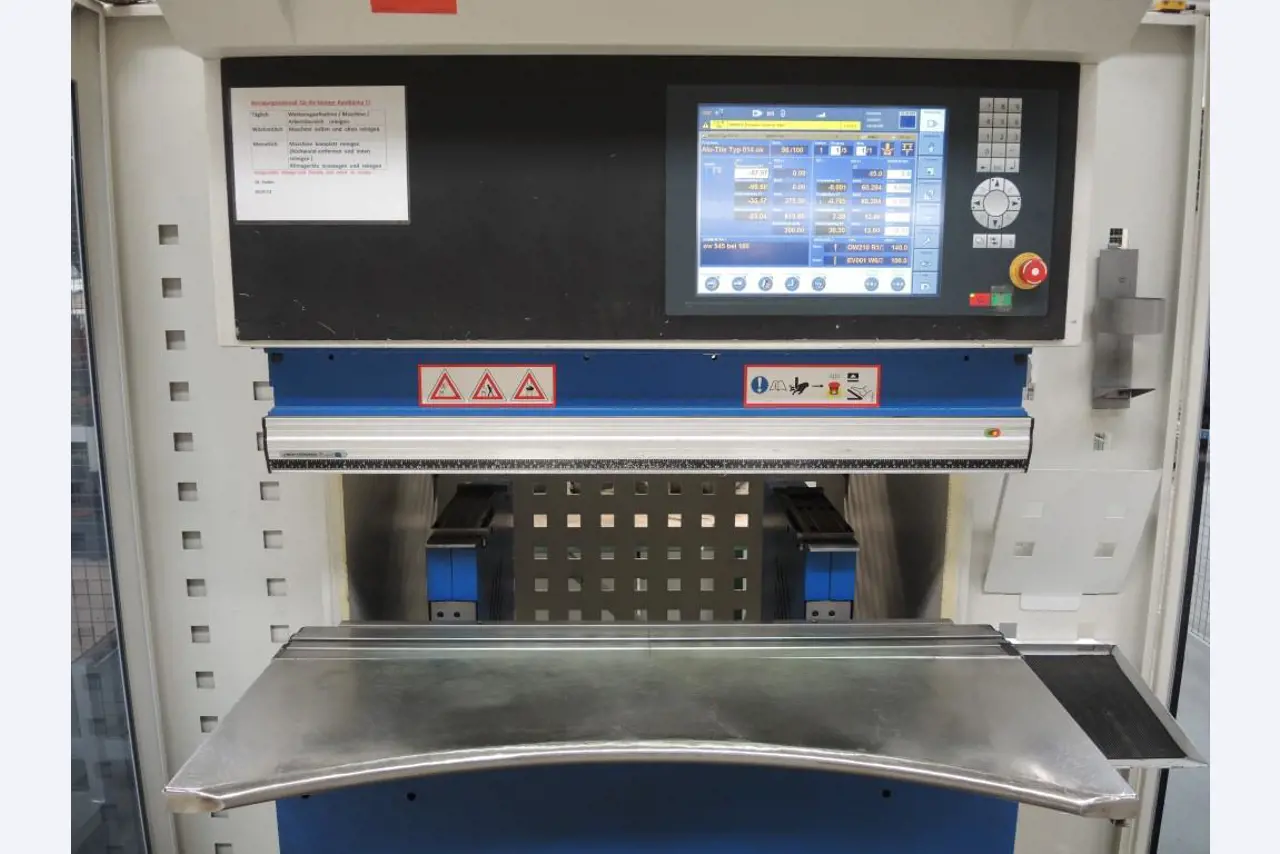 Chapas metálicas e máquinas para trabalhar metais<br><font size="2">Colaboração com Hilco Industrial Acquisitions bv</font><br><img src="/images/hil.png"><br>-4