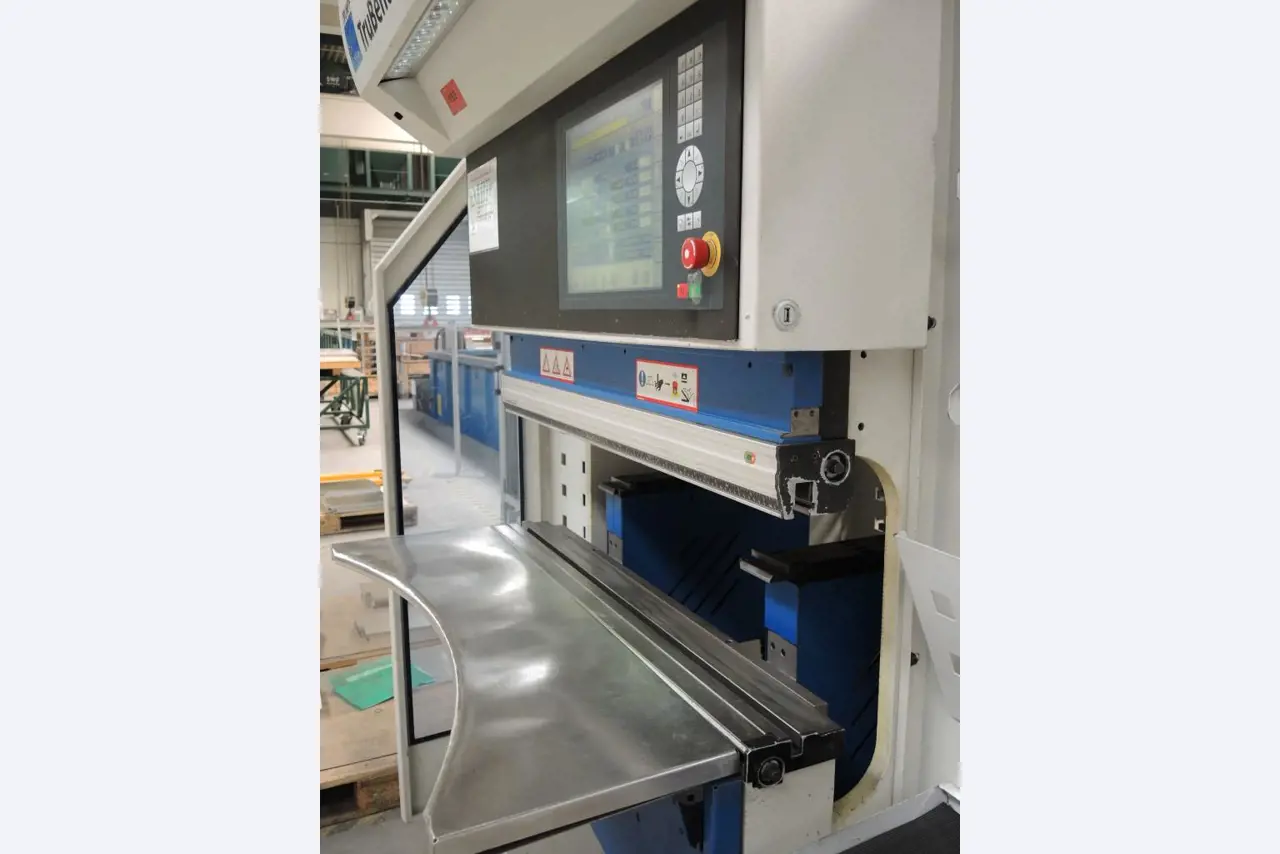 Chapas metálicas e máquinas para trabalhar metais<br><font size="2">Colaboração com Hilco Industrial Acquisitions bv</font><br><img src="/images/hil.png"><br>-5