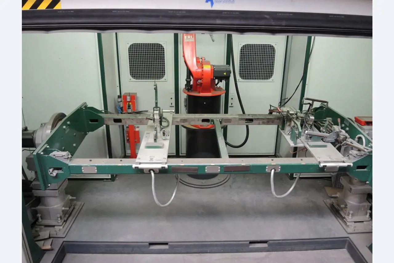 Chapas metálicas e máquinas para trabalhar metais<br><font size="2">Colaboração com Hilco Industrial Acquisitions bv</font><br><img src="/images/hil.png"><br>-8