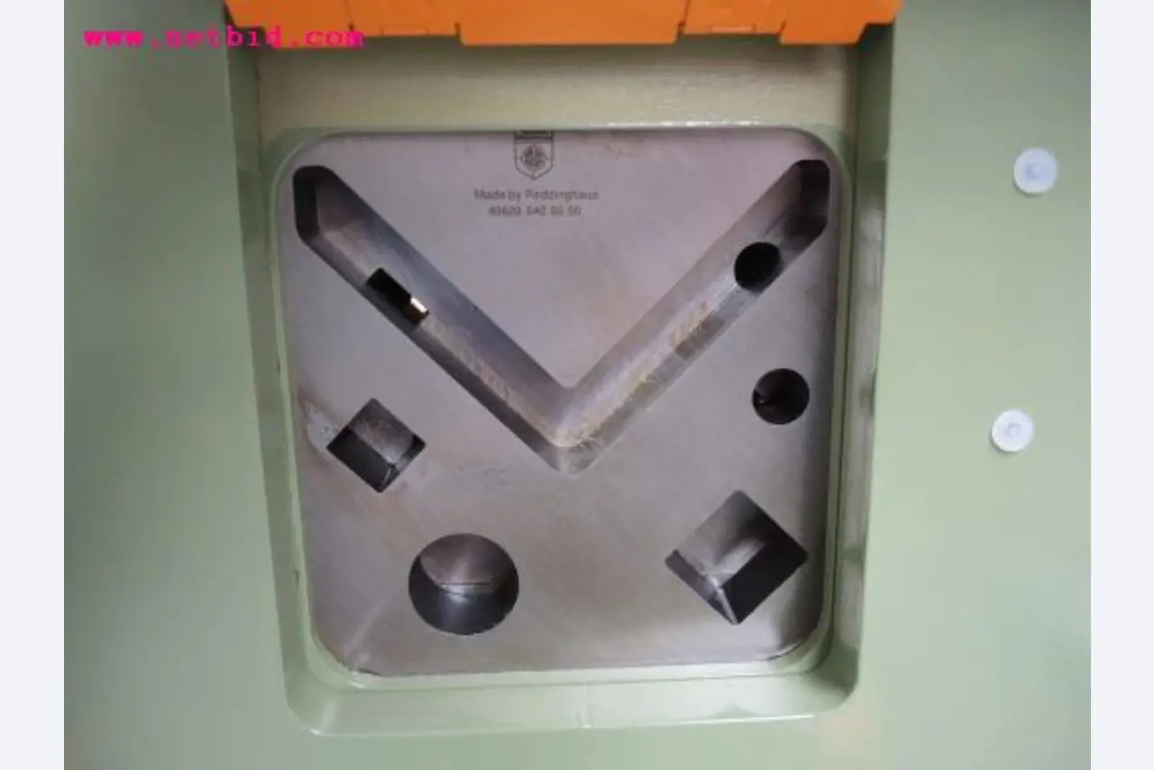 Chapas metálicas e máquinas para trabalhar metais<br><font size="2">Em colaboração com a Hilco Industrial Acquisitions bv</font>-13
