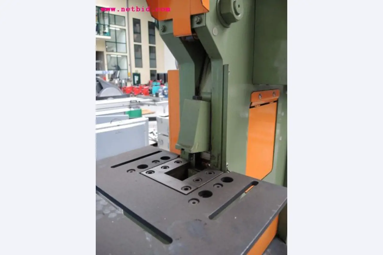 Chapas metálicas e máquinas para trabalhar metais<br><font size="2">Em colaboração com a Hilco Industrial Acquisitions bv</font>-3