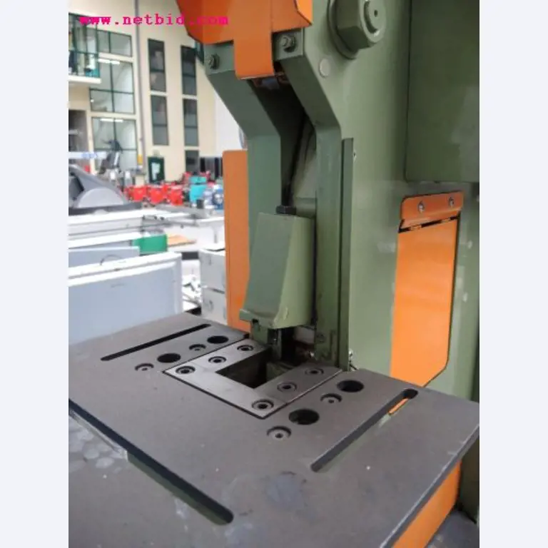 Chapas metálicas e máquinas para trabalhar metais<br><font size="2">Em colaboração com a Hilco Industrial Acquisitions bv</font>-3
