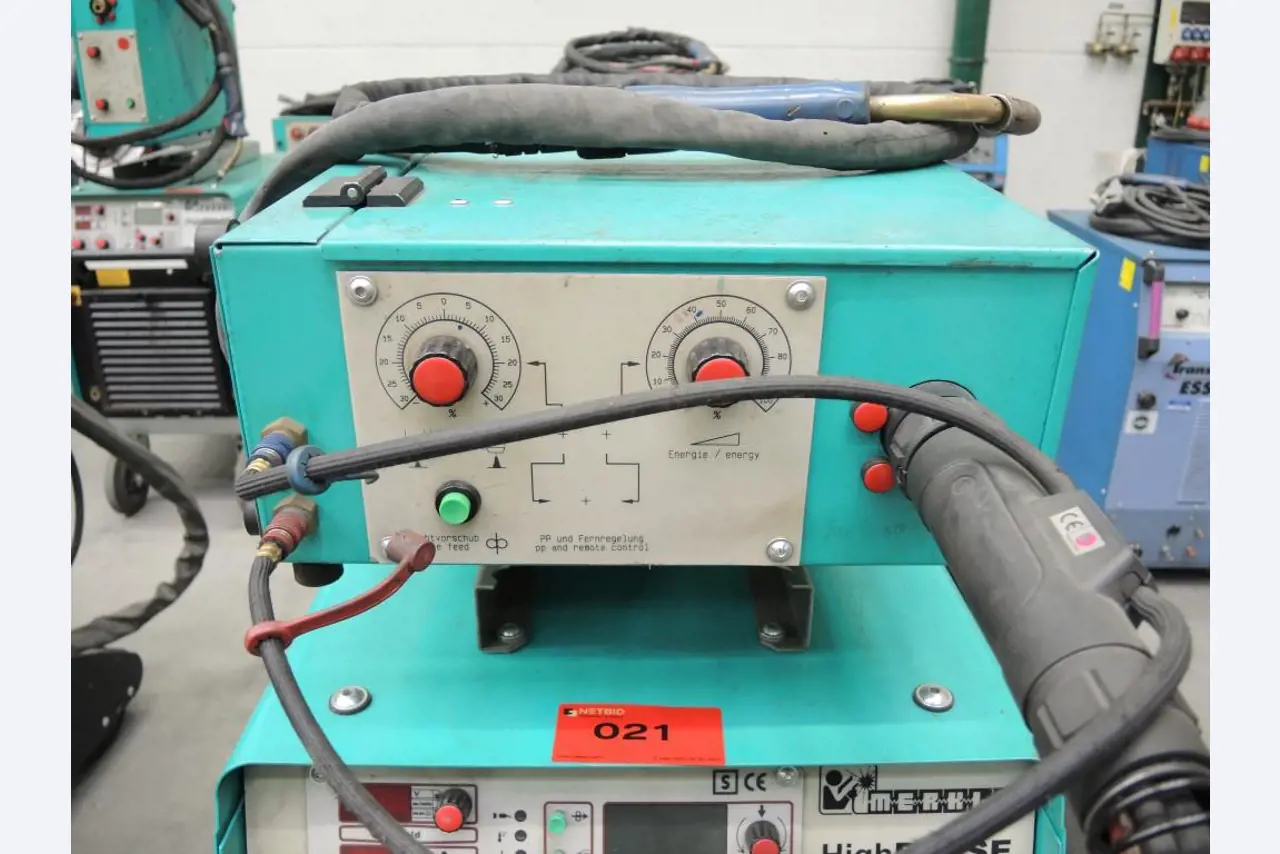 Chapas metálicas e máquinas para trabalhar metais<br><font size="2">Colaboração com Hilco Industrial Acquisitions bv</font><br><img src="/images/hil.png"><br>-4