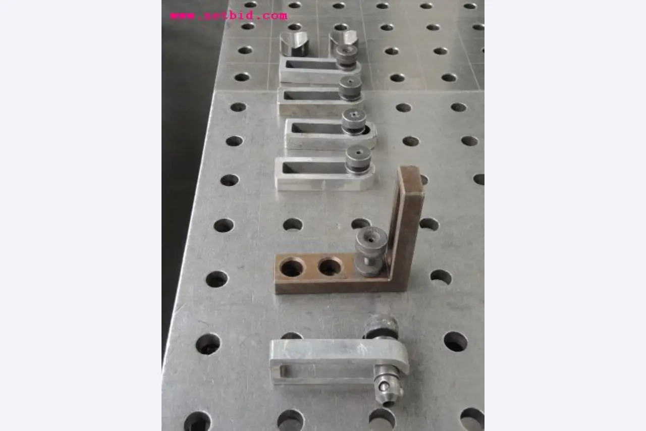 Chapas metálicas e máquinas para trabalhar metais<br><font size="2">Em colaboração com a Hilco Industrial Acquisitions bv</font>-7