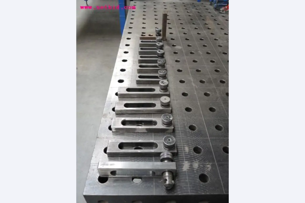 Chapas metálicas e máquinas para trabalhar metais<br><font size="2">Em colaboração com a Hilco Industrial Acquisitions bv</font>-7