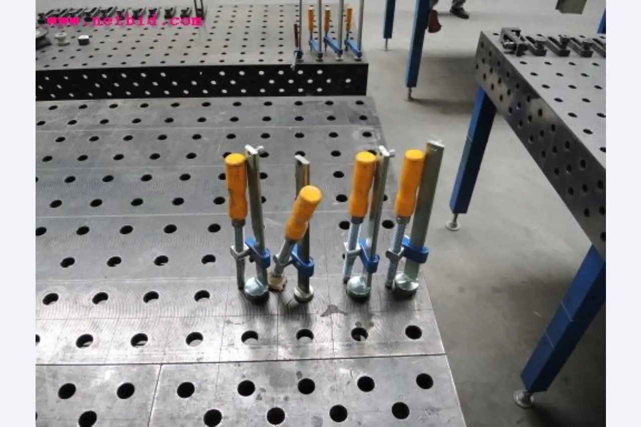 Chapas metálicas e máquinas para trabalhar metais<br><font size="2">Em colaboração com a Hilco Industrial Acquisitions bv</font>-6
