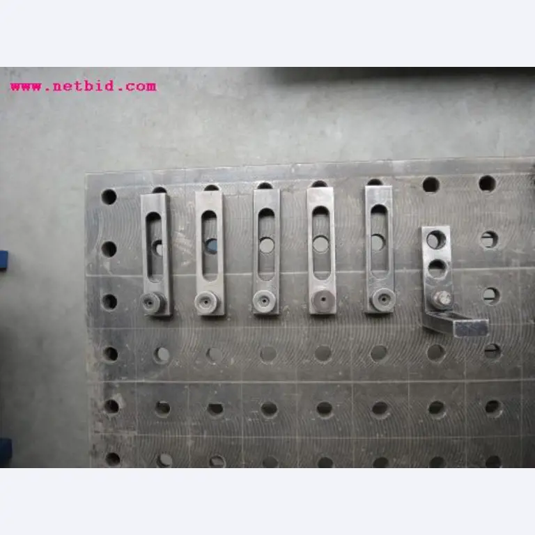 Chapas metálicas e máquinas para trabalhar metais<br><font size="2">Em colaboração com a Hilco Industrial Acquisitions bv</font>-7