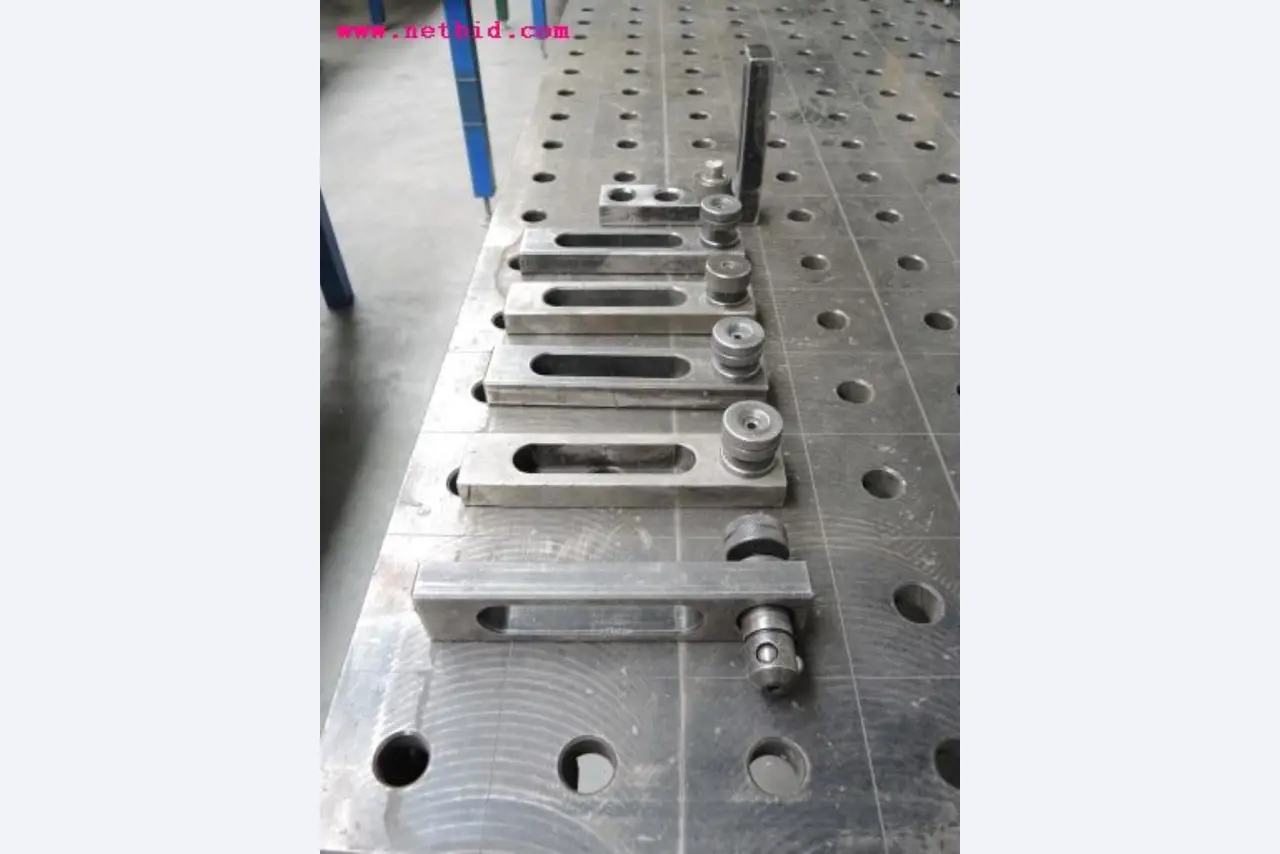 Chapas metálicas e máquinas para trabalhar metais<br><font size="2">Em colaboração com a Hilco Industrial Acquisitions bv</font>-8