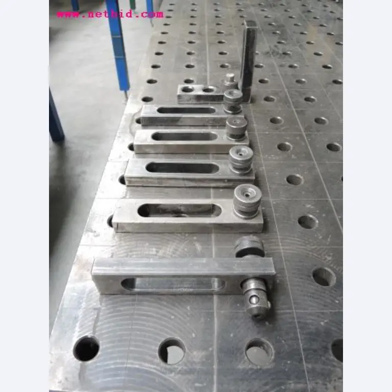 Chapas metálicas e máquinas para trabalhar metais<br><font size="2">Em colaboração com a Hilco Industrial Acquisitions bv</font>-8