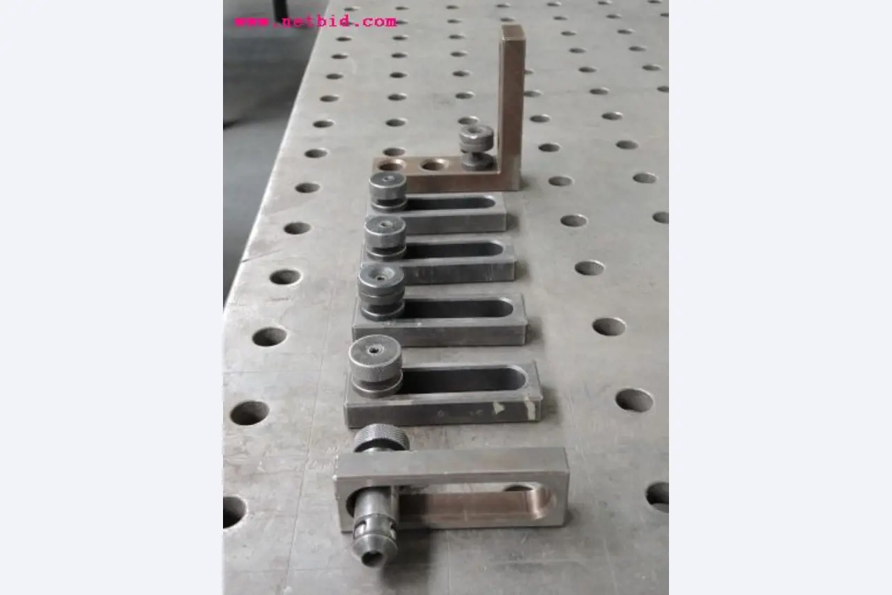 Chapas metálicas e máquinas para trabalhar metais<br><font size="2">Em colaboração com a Hilco Industrial Acquisitions bv</font>-7