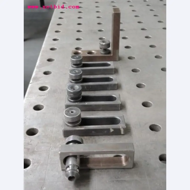 Chapas metálicas e máquinas para trabalhar metais<br><font size="2">Em colaboração com a Hilco Industrial Acquisitions bv</font>-7