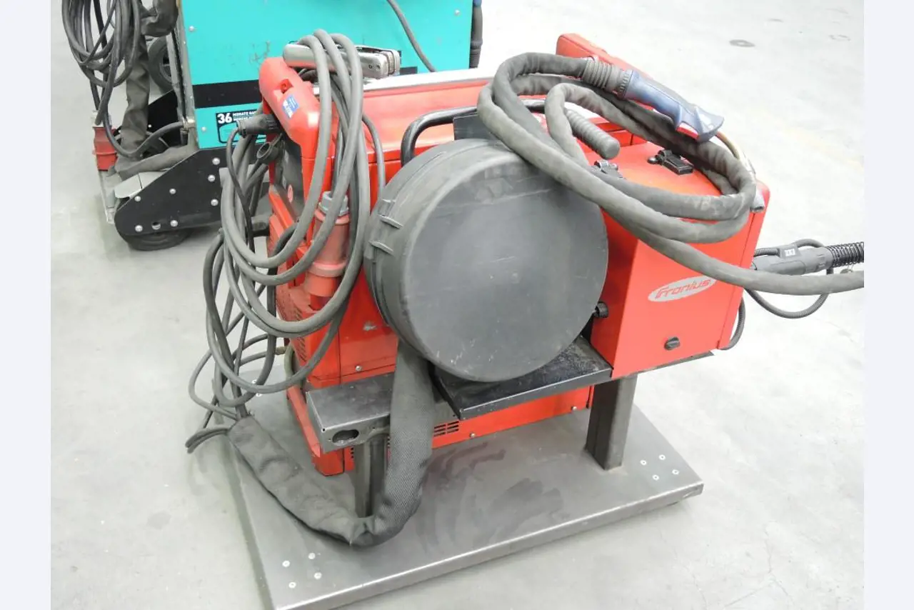 Machines pour le travail de la tôle et des métaux<br><font size="2">Collaboration avec Hilco Industrial Acquisitions bv</font><br><img src="/images/hil.png"><br>-5