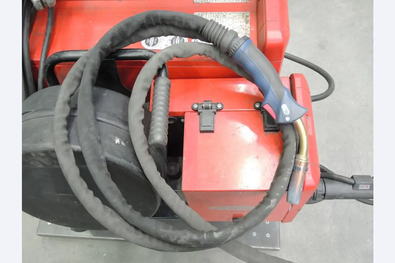 Machines pour le travail de la tôle et des métaux<br><font size="2">Collaboration avec Hilco Industrial Acquisitions bv</font><br><img src="/images/hil.png"><br>-6