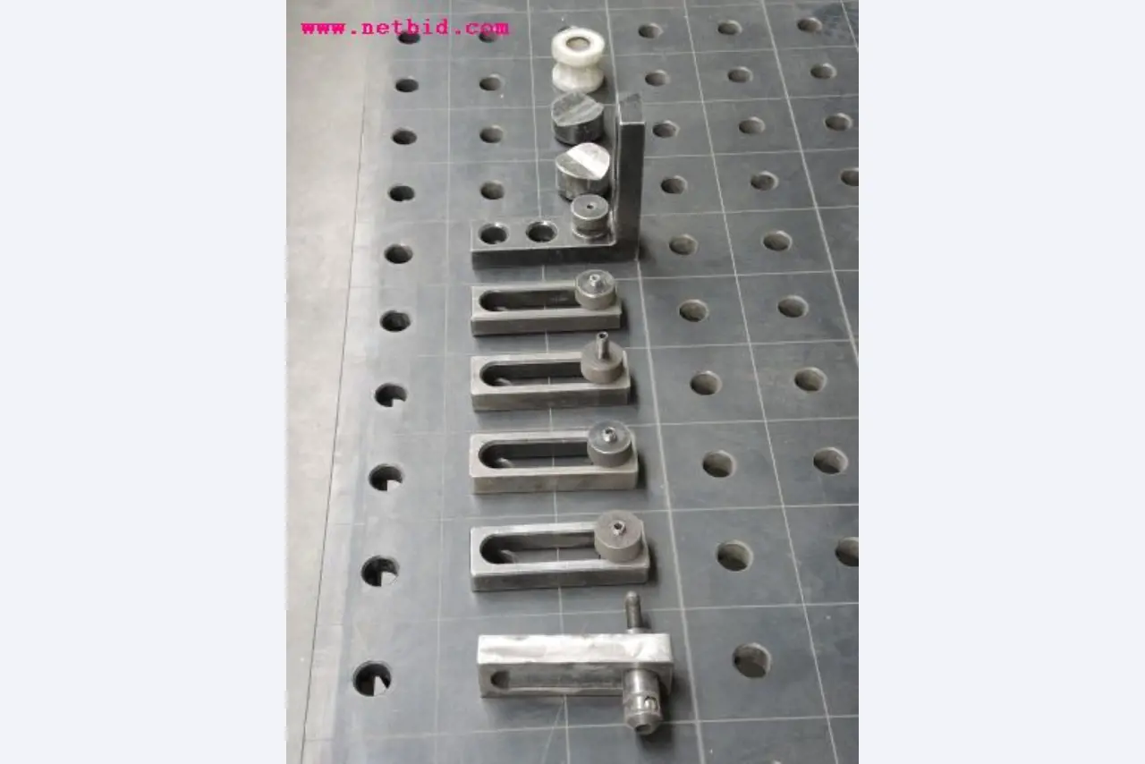 Chapas metálicas e máquinas para trabalhar metais<br><font size="2">Em colaboração com a Hilco Industrial Acquisitions bv</font>-7