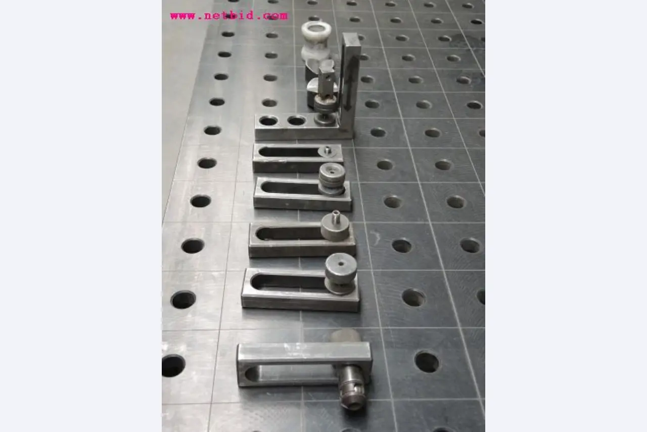 Chapas metálicas e máquinas para trabalhar metais<br><font size="2">Em colaboração com a Hilco Industrial Acquisitions bv</font>-8