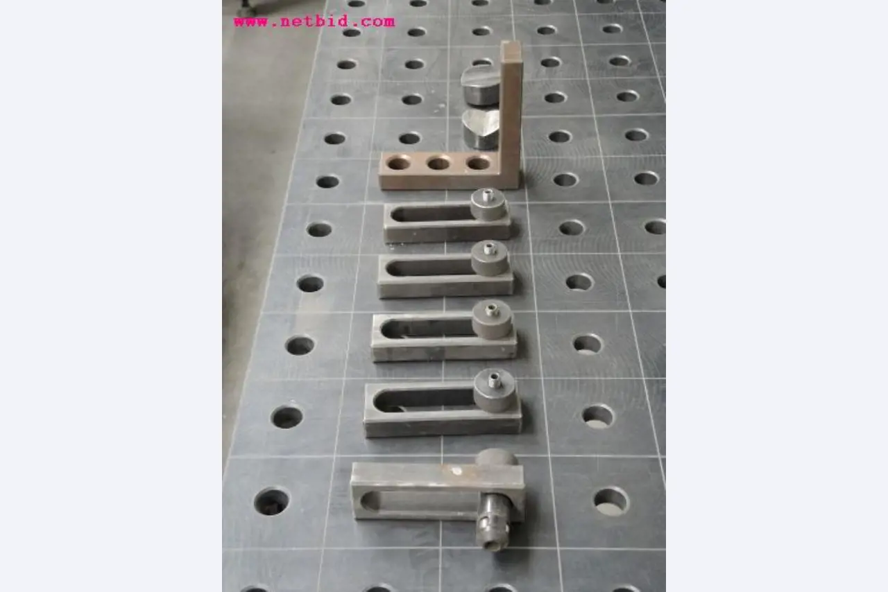 Chapas metálicas e máquinas para trabalhar metais<br><font size="2">Em colaboração com a Hilco Industrial Acquisitions bv</font>-7