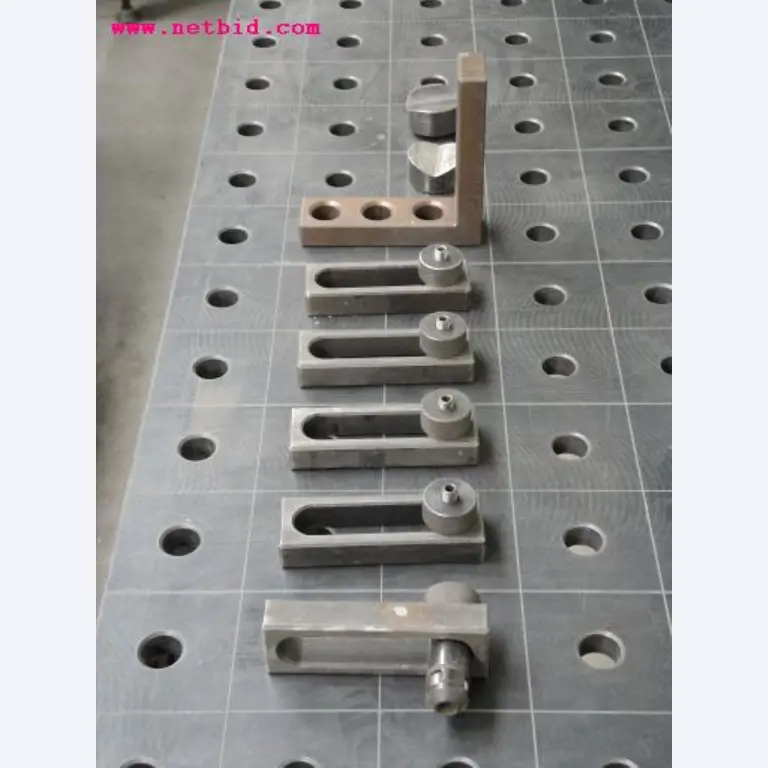 Chapas metálicas e máquinas para trabalhar metais<br><font size="2">Em colaboração com a Hilco Industrial Acquisitions bv</font>-7