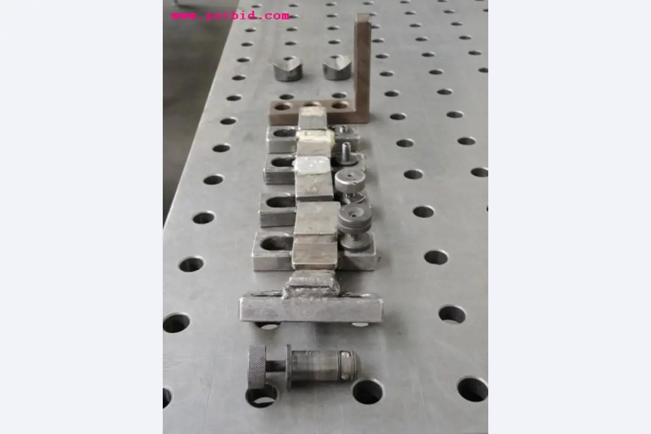 Chapas metálicas e máquinas para trabalhar metais<br><font size="2">Em colaboração com a Hilco Industrial Acquisitions bv</font>-7
