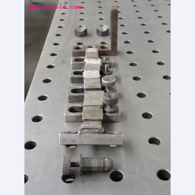 Chapas metálicas e máquinas para trabalhar metais<br><font size="2">Em colaboração com a Hilco Industrial Acquisitions bv</font>-7