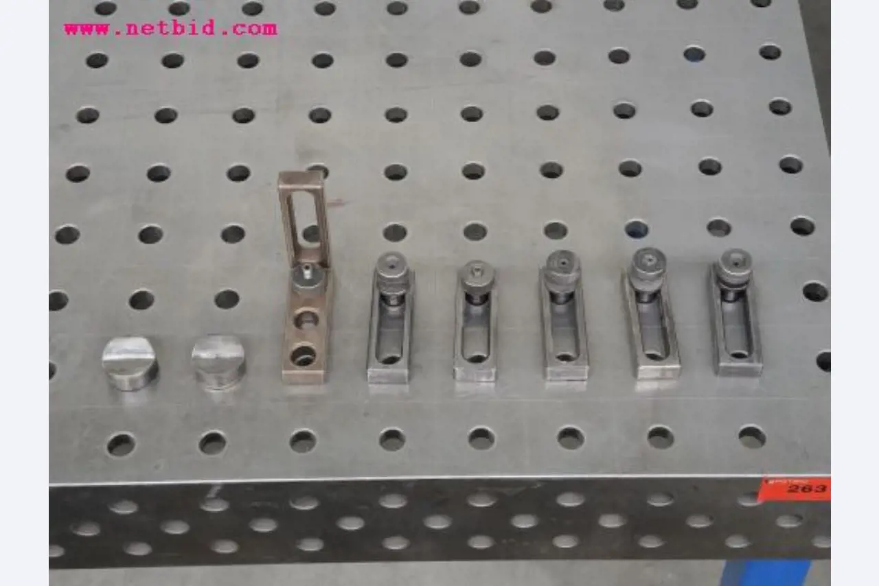 Chapas metálicas e máquinas para trabalhar metais<br><font size="2">Em colaboração com a Hilco Industrial Acquisitions bv</font>-7