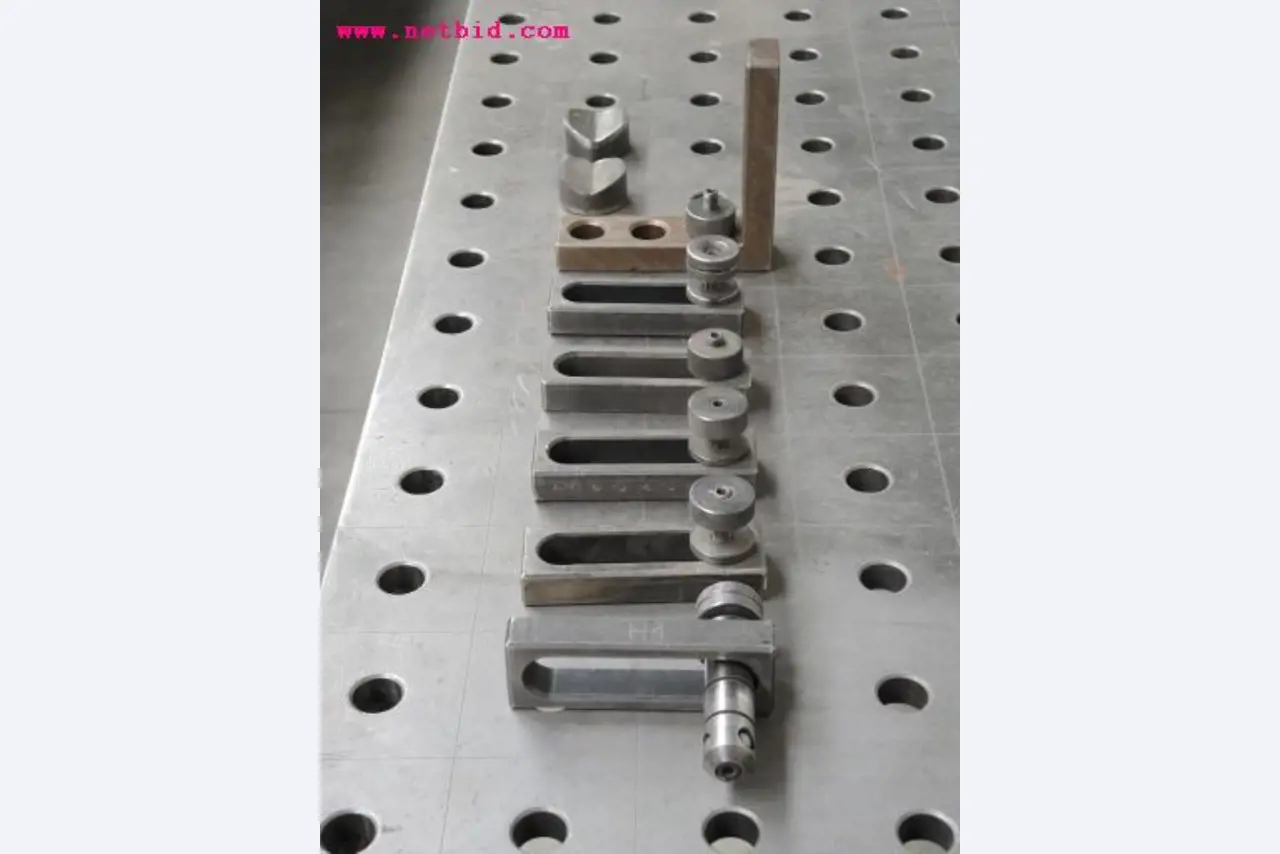 Chapas metálicas e máquinas para trabalhar metais<br><font size="2">Em colaboração com a Hilco Industrial Acquisitions bv</font>-8
