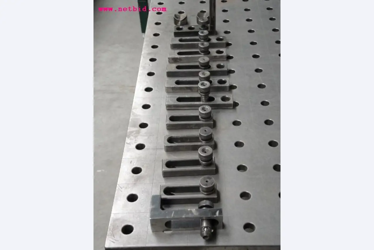 Chapas metálicas e máquinas para trabalhar metais<br><font size="2">Em colaboração com a Hilco Industrial Acquisitions bv</font>-7