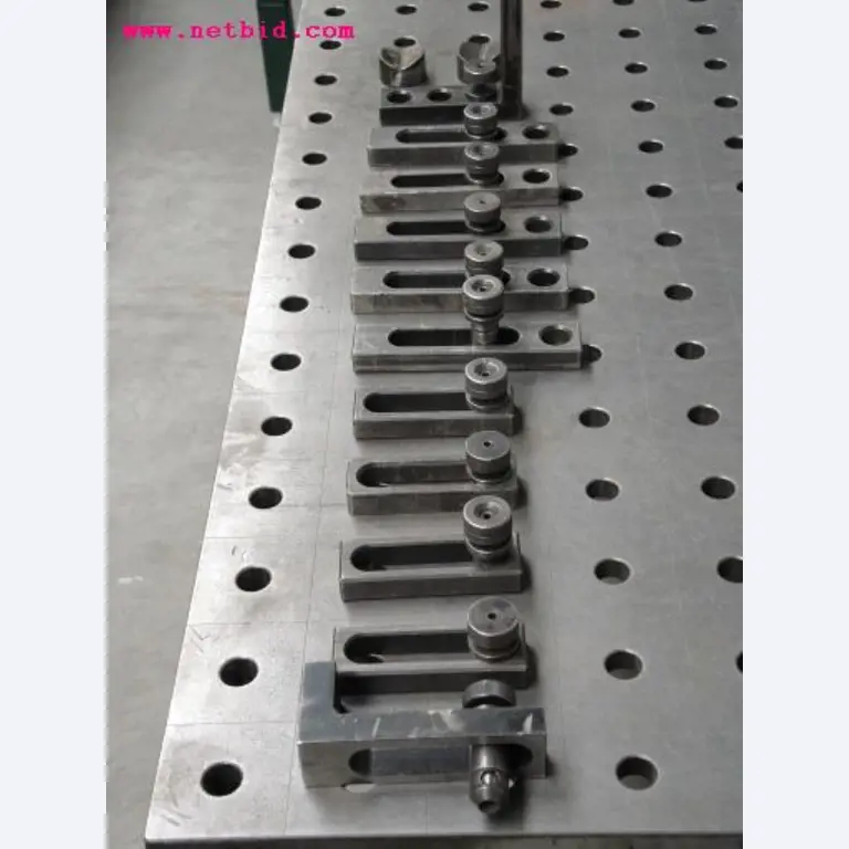 Chapas metálicas e máquinas para trabalhar metais<br><font size="2">Em colaboração com a Hilco Industrial Acquisitions bv</font>-7
