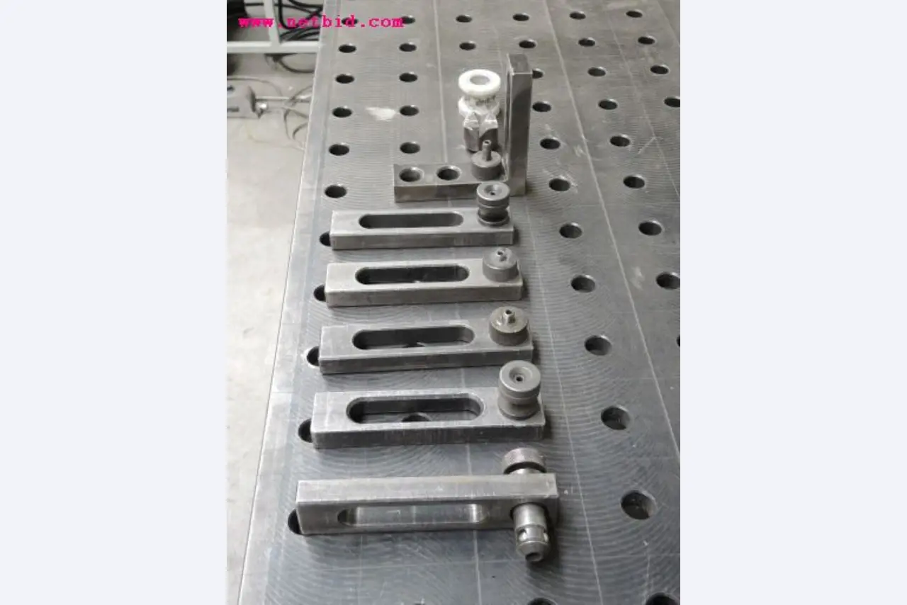 Chapas metálicas e máquinas para trabalhar metais<br><font size="2">Em colaboração com a Hilco Industrial Acquisitions bv</font>-7