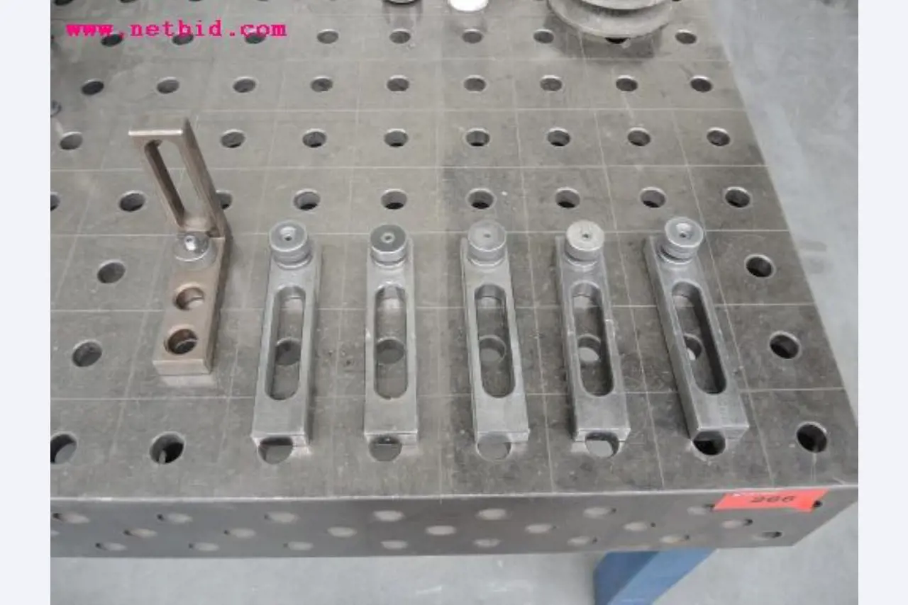 Chapas metálicas e máquinas para trabalhar metais<br><font size="2">Em colaboração com a Hilco Industrial Acquisitions bv</font>-7