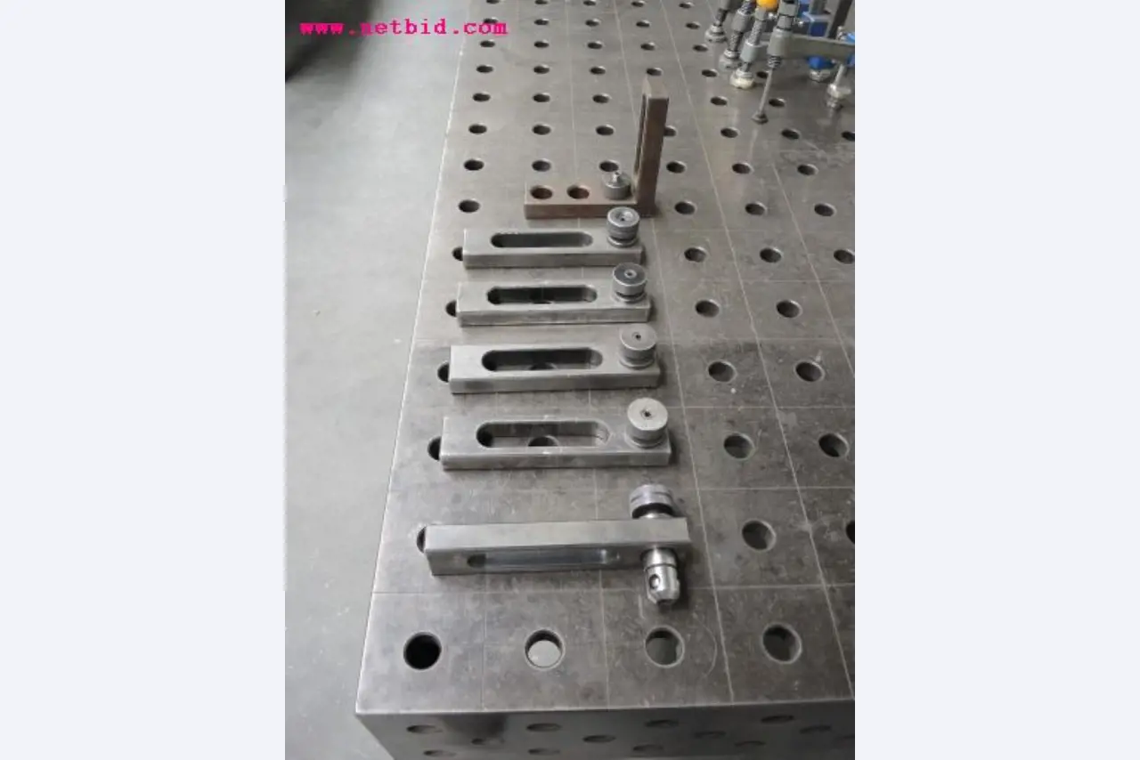 Chapas metálicas e máquinas para trabalhar metais<br><font size="2">Em colaboração com a Hilco Industrial Acquisitions bv</font>-8