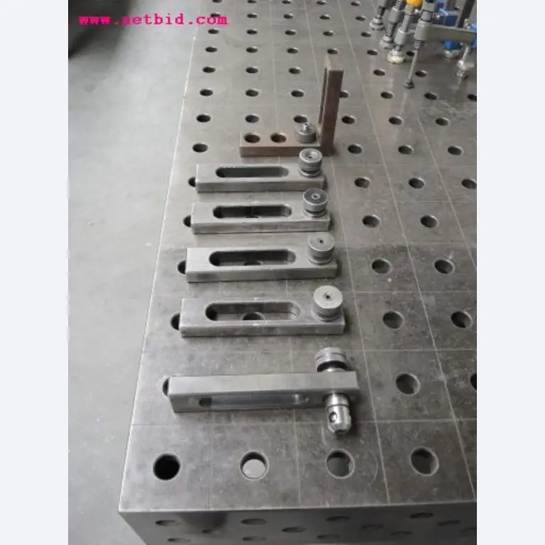 Chapas metálicas e máquinas para trabalhar metais<br><font size="2">Em colaboração com a Hilco Industrial Acquisitions bv</font>-8