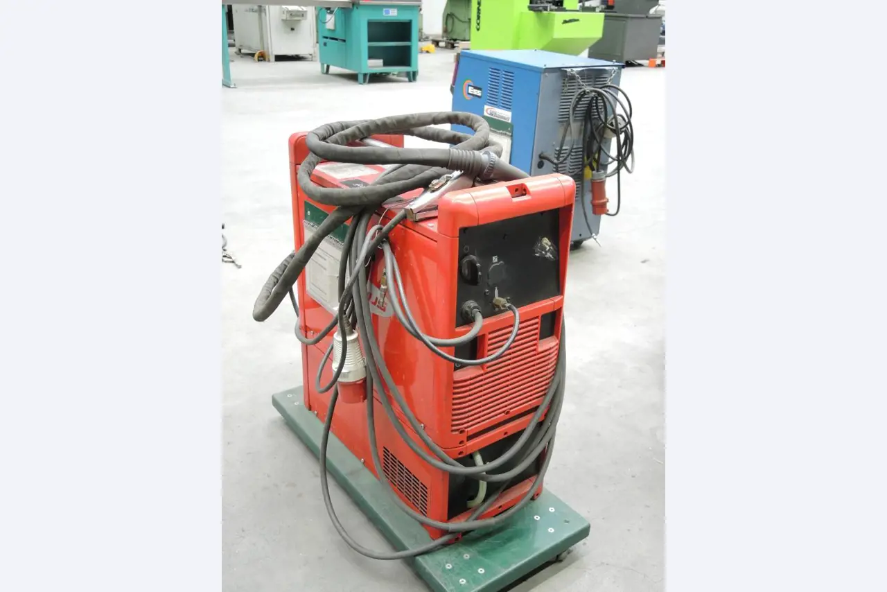 Chapas metálicas e máquinas para trabalhar metais<br><font size="2">Colaboração com Hilco Industrial Acquisitions bv</font><br><img src="/images/hil.png"><br>-4