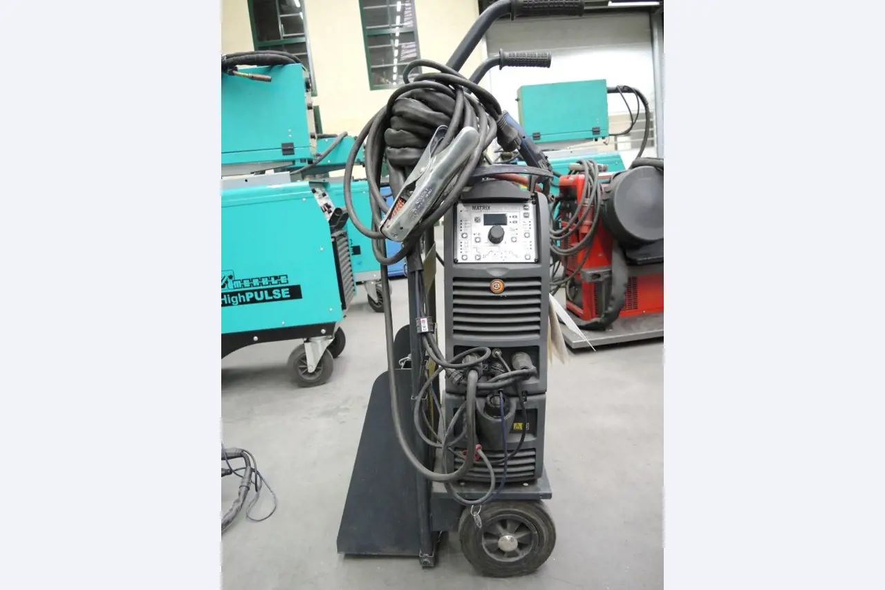 Chapas metálicas e máquinas para trabalhar metais<br><font size="2">Colaboração com Hilco Industrial Acquisitions bv</font><br><img src="/images/hil.png"><br>-2