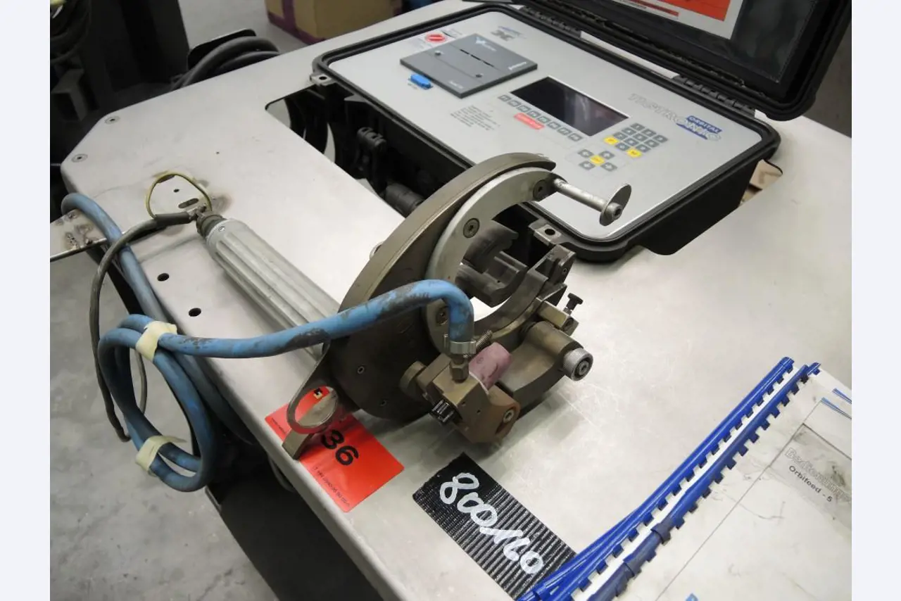 Chapas metálicas e máquinas para trabalhar metais<br><font size="2">Colaboração com Hilco Industrial Acquisitions bv</font><br><img src="/images/hil.png"><br>-6