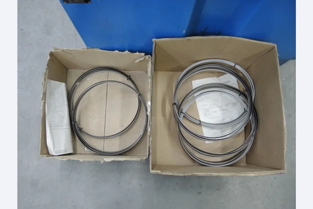 Chapas metálicas e máquinas para trabalhar metais<br><font size="2">Colaboração com Hilco Industrial Acquisitions bv</font><br><img src="/images/hil.png"><br>-9