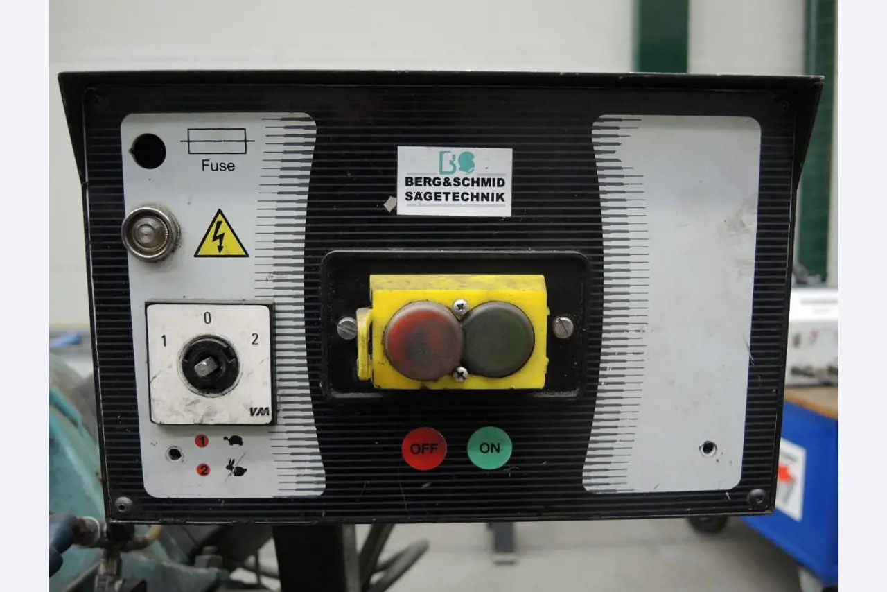 Chapas metálicas e máquinas para trabalhar metais<br><font size="2">Colaboração com Hilco Industrial Acquisitions bv</font><br><img src="/images/hil.png"><br>-7