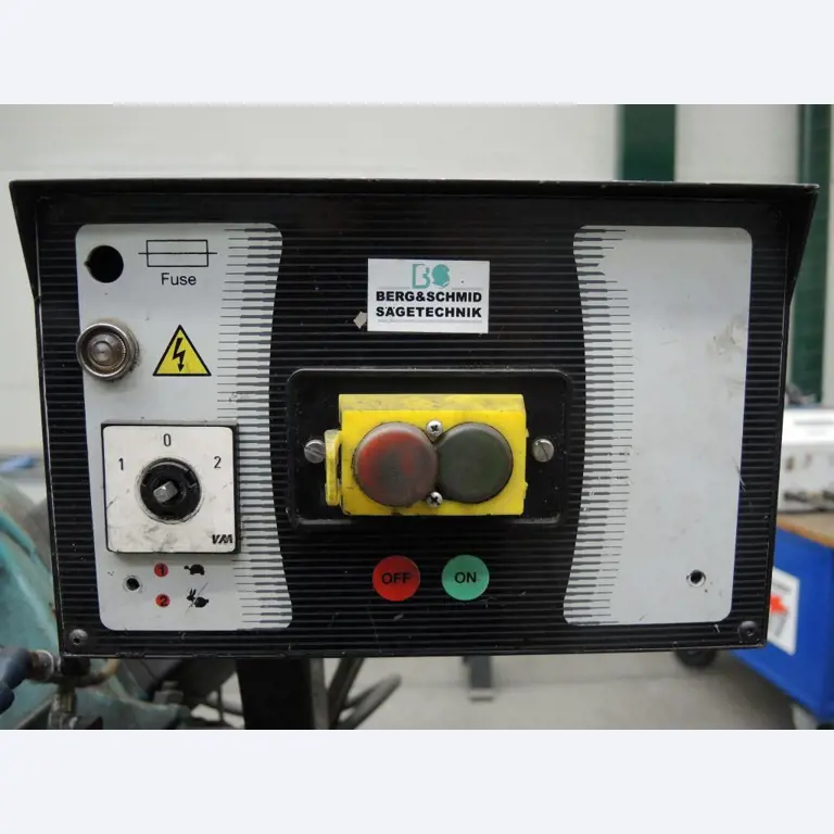 Chapas metálicas e máquinas para trabalhar metais<br><font size="2">Colaboração com Hilco Industrial Acquisitions bv</font><br><img src="/images/hil.png"><br>-7