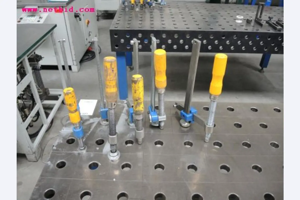 Chapas metálicas e máquinas para trabalhar metais<br><font size="2">Em colaboração com a Hilco Industrial Acquisitions bv</font>-7