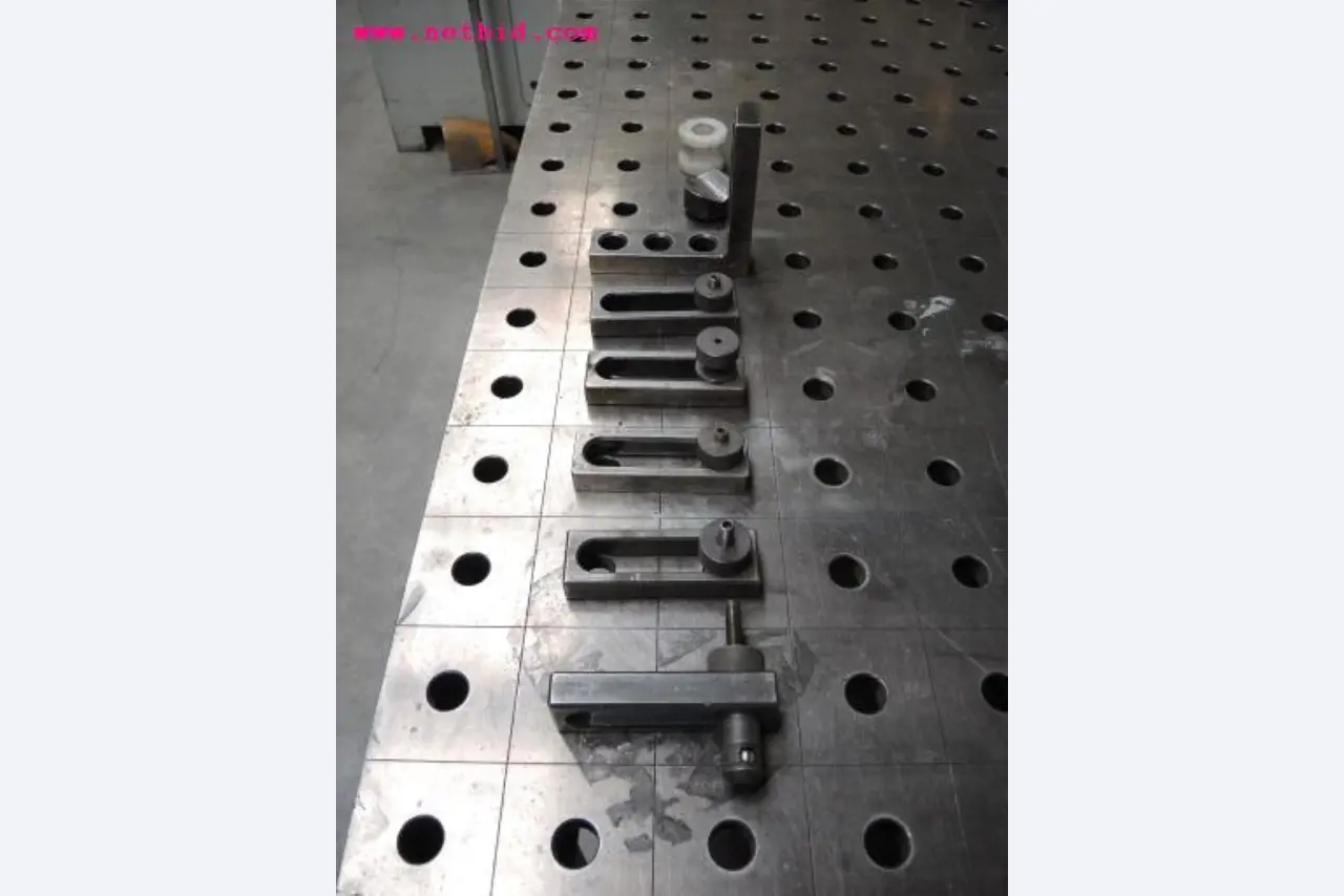 Chapas metálicas e máquinas para trabalhar metais<br><font size="2">Em colaboração com a Hilco Industrial Acquisitions bv</font>-8