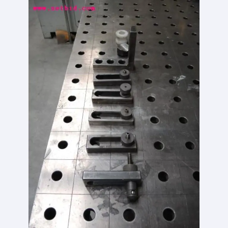 Chapas metálicas e máquinas para trabalhar metais<br><font size="2">Em colaboração com a Hilco Industrial Acquisitions bv</font>-8