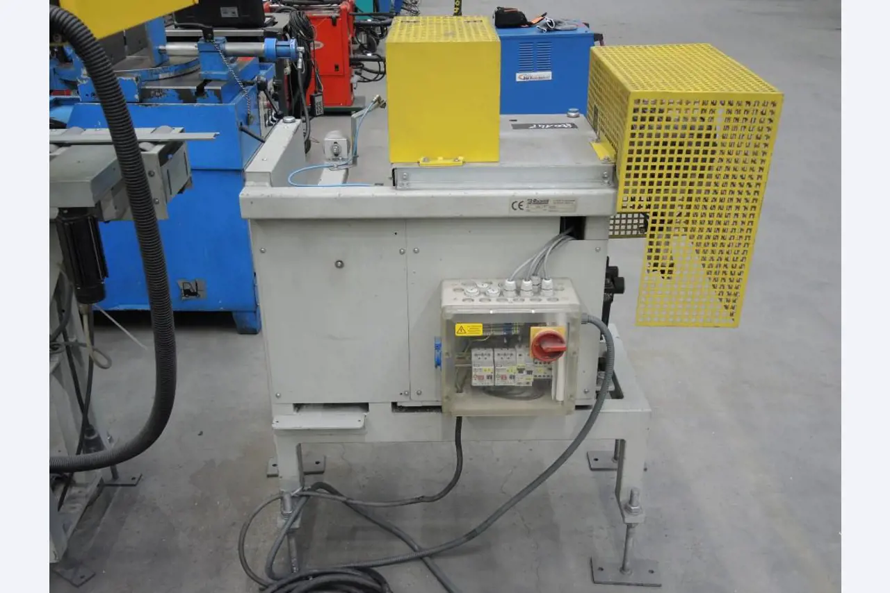 Chapas metálicas e máquinas para trabalhar metais<br><font size="2">Colaboração com Hilco Industrial Acquisitions bv</font><br><img src="/images/hil.png"><br>-7