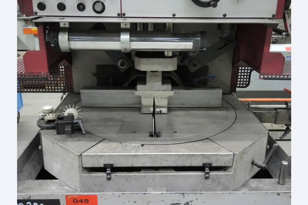 Chapas metálicas e máquinas para trabalhar metais<br><font size="2">Colaboração com Hilco Industrial Acquisitions bv</font><br><img src="/images/hil.png"><br>-6