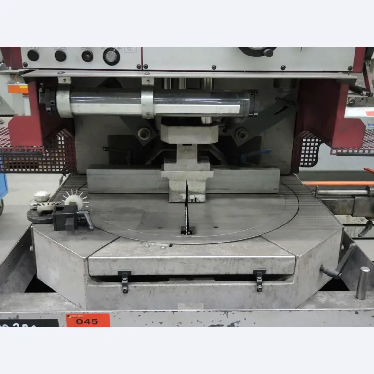 Chapas metálicas e máquinas para trabalhar metais<br><font size="2">Colaboração com Hilco Industrial Acquisitions bv</font><br><img src="/images/hil.png"><br>-6