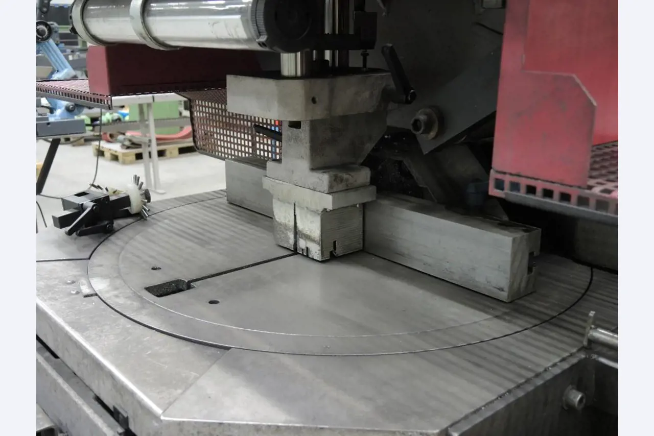 Chapas metálicas e máquinas para trabalhar metais<br><font size="2">Colaboração com Hilco Industrial Acquisitions bv</font><br><img src="/images/hil.png"><br>-7