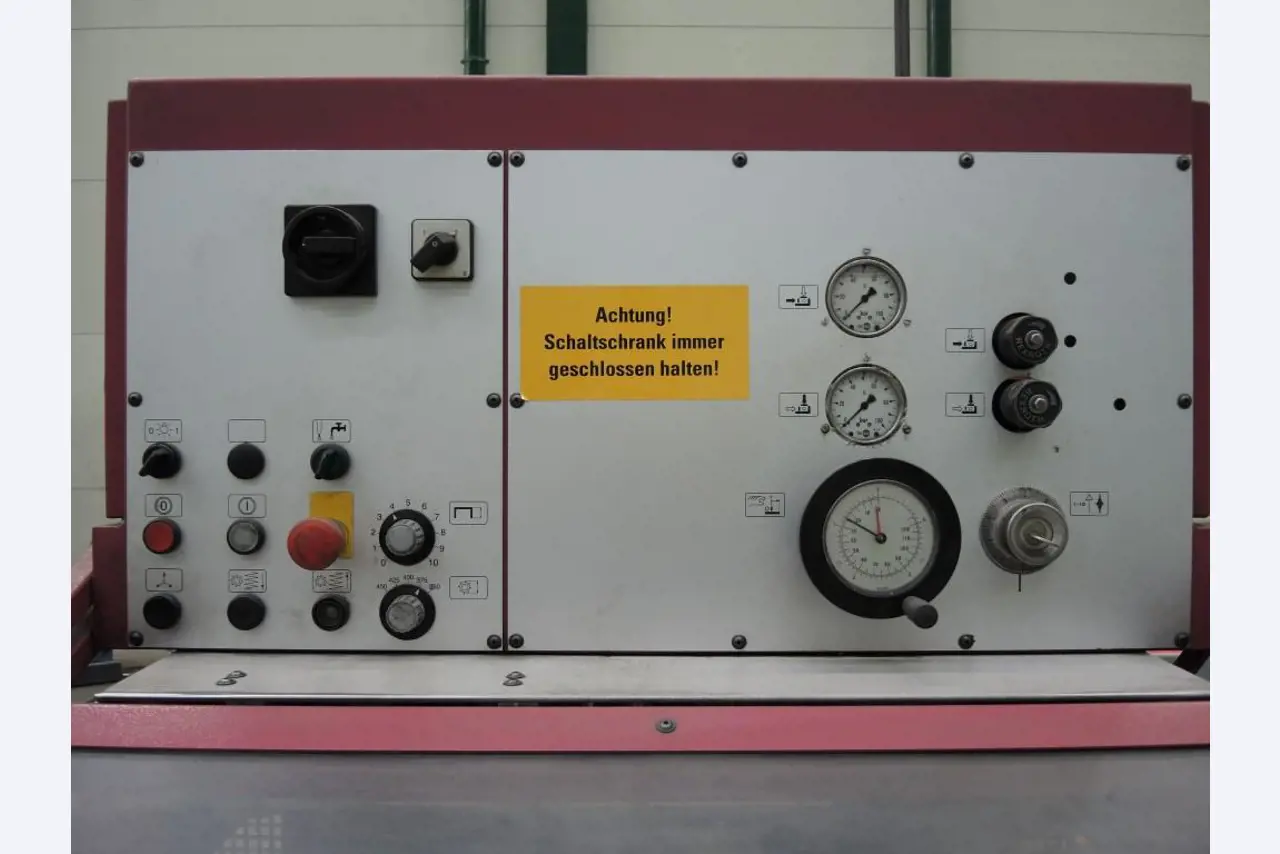 Chapas metálicas e máquinas para trabalhar metais<br><font size="2">Colaboração com Hilco Industrial Acquisitions bv</font><br><img src="/images/hil.png"><br>-8