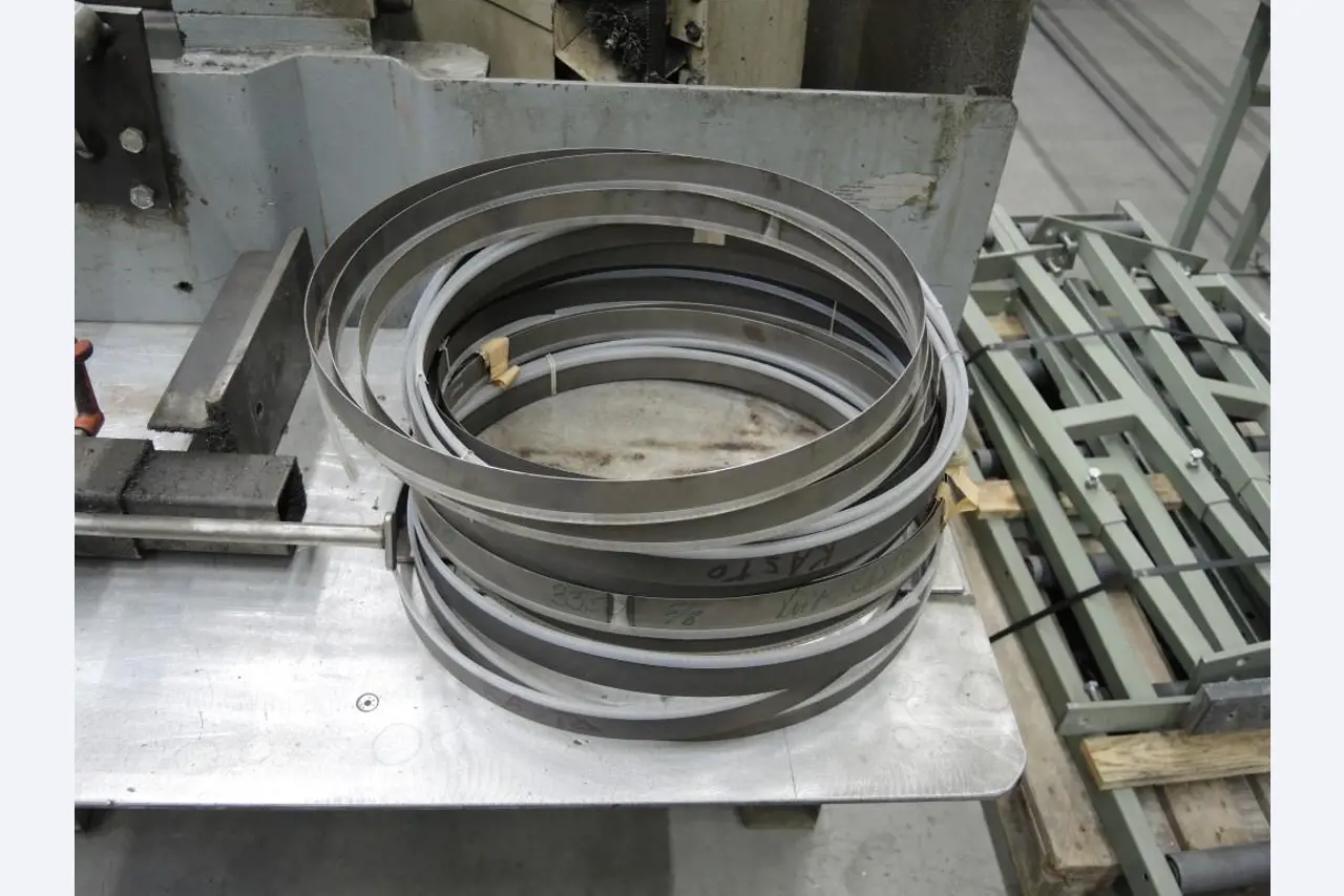 Chapas metálicas e máquinas para trabalhar metais<br><font size="2">Colaboração com Hilco Industrial Acquisitions bv</font><br><img src="/images/hil.png"><br>-6