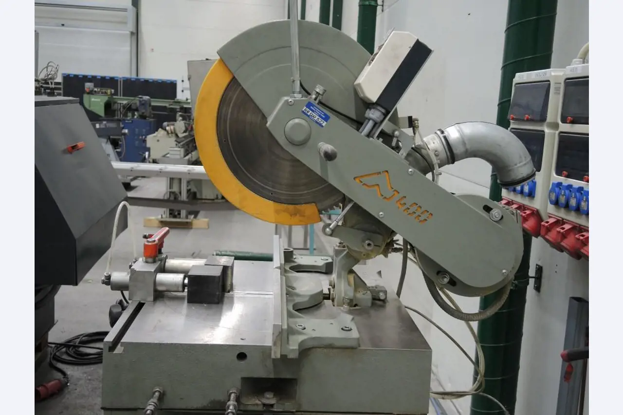 Chapas metálicas e máquinas para trabalhar metais<br><font size="2">Colaboração com Hilco Industrial Acquisitions bv</font><br><img src="/images/hil.png"><br>-4