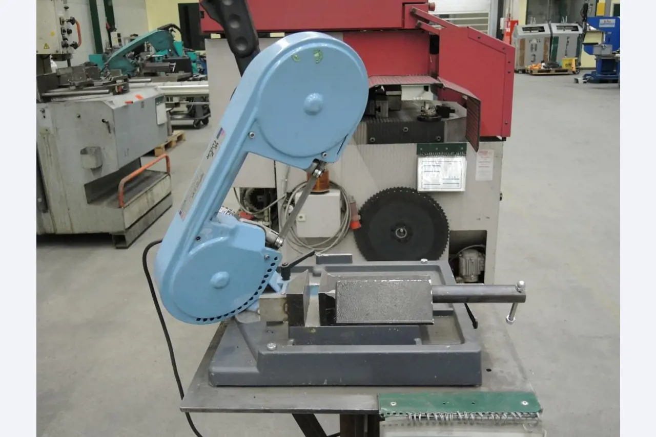 Chapas metálicas e máquinas para trabalhar metais<br><font size="2">Colaboração com Hilco Industrial Acquisitions bv</font><br><img src="/images/hil.png"><br>-4