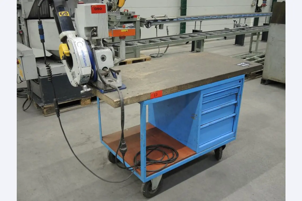 Chapas metálicas e máquinas para trabalhar metais<br><font size="2">Colaboração com Hilco Industrial Acquisitions bv</font><br><img src="/images/hil.png"><br>-1